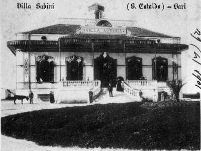 Sulla nostra sinistra invece si trovava la raffinata Villa Aurora, eretta a inizio 900 dal conte altamurano Vincenzo Sabini con giardino vista mare, patio balaustrato ed eleganti fregi. Fu per� abbattuta...